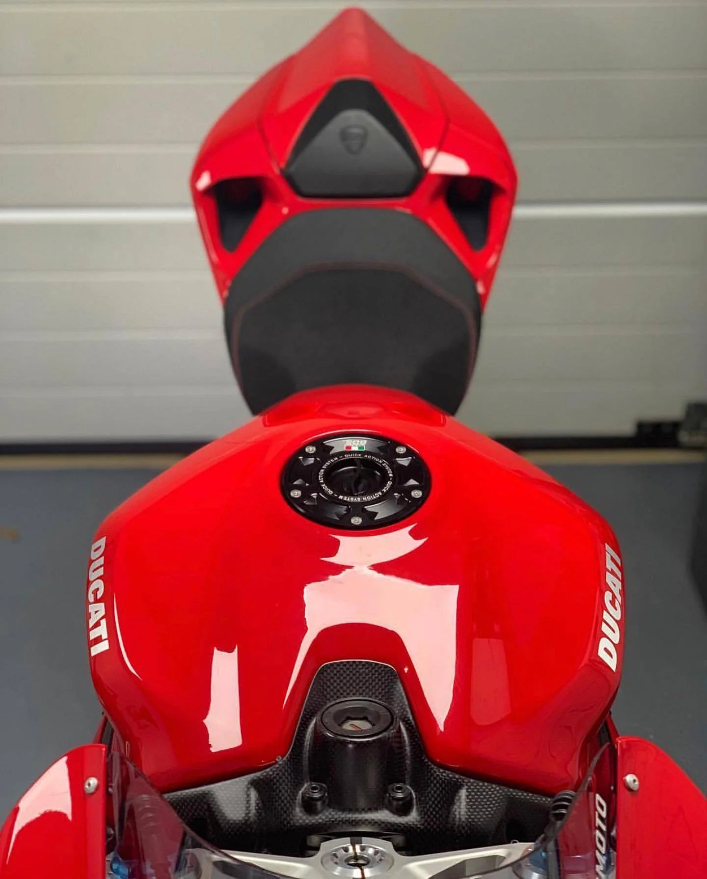 Yamaha R9 Quick Action Fuel Cap by TWM - Image 8
